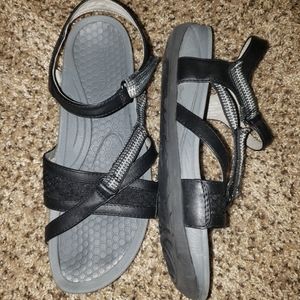 bare traps debera wedge sandal